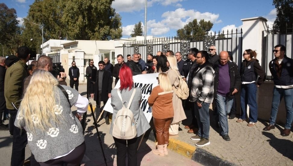 KTOEÖS'ten eylem: Kıbrıslı Türkler, "Kıbrıs Cumhuriyeti"nin eşit ortağı olmaktan çıkarılma sürecinde