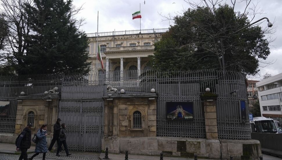 İran'ın İstanbul Başkonsolosluğu'nda bayraklar yarıya indi: Hamaney'in yası tutuluyor