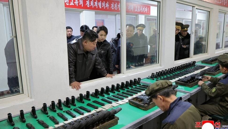 Kim Jong-un kızı Kim Ju-ae ile mühimmat fabrikasını denetledi