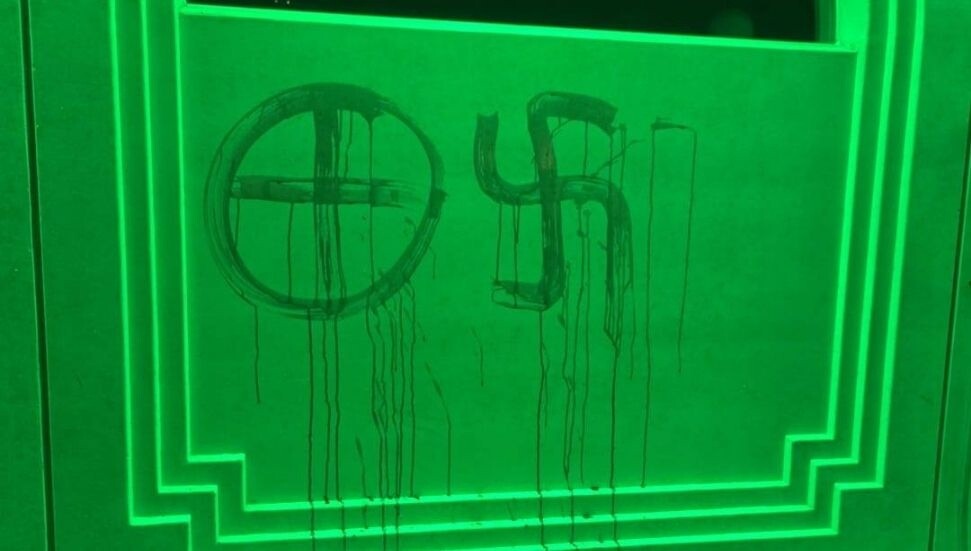 İsveç’te camiye ırkçı saldırı: Duvara kanla gamalı haç çizildi