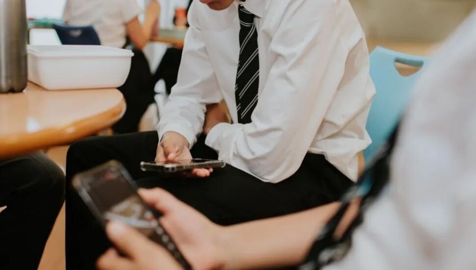 İngiltere’de okullarda cep telefonu yasağı yasalaştırılıyor