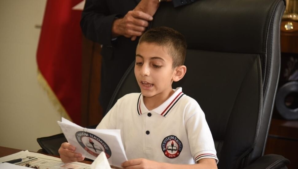 Milli Eğitim Bakanı Çavuşoğlu makamını öğrenci Hasan Basmaz’a devretti