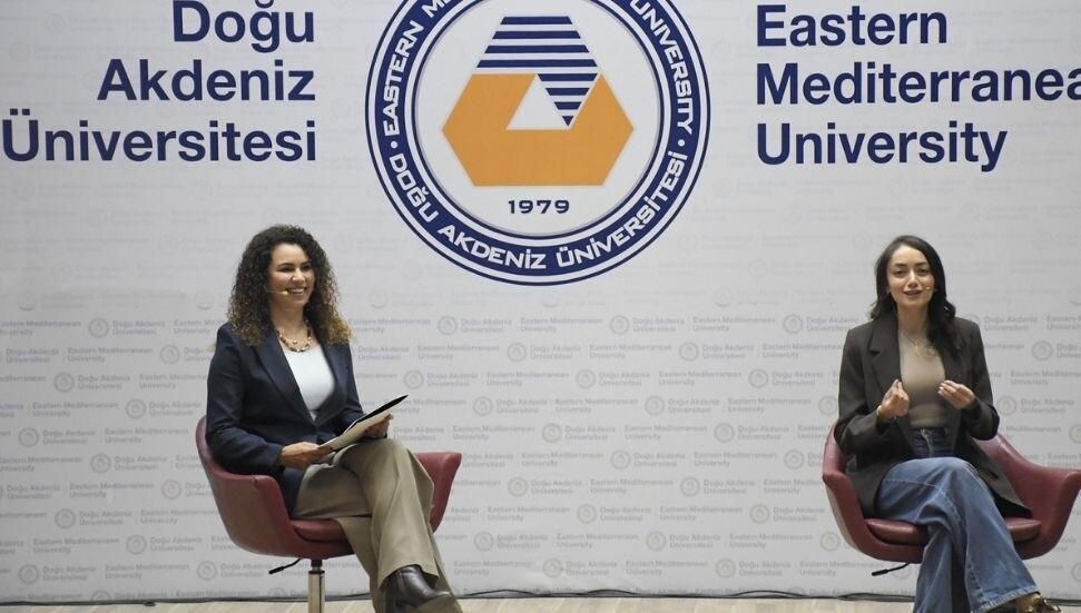 DAÜ mezunu ödüllü gazeteci Plestia Alaqad öğrencilerle buluştu