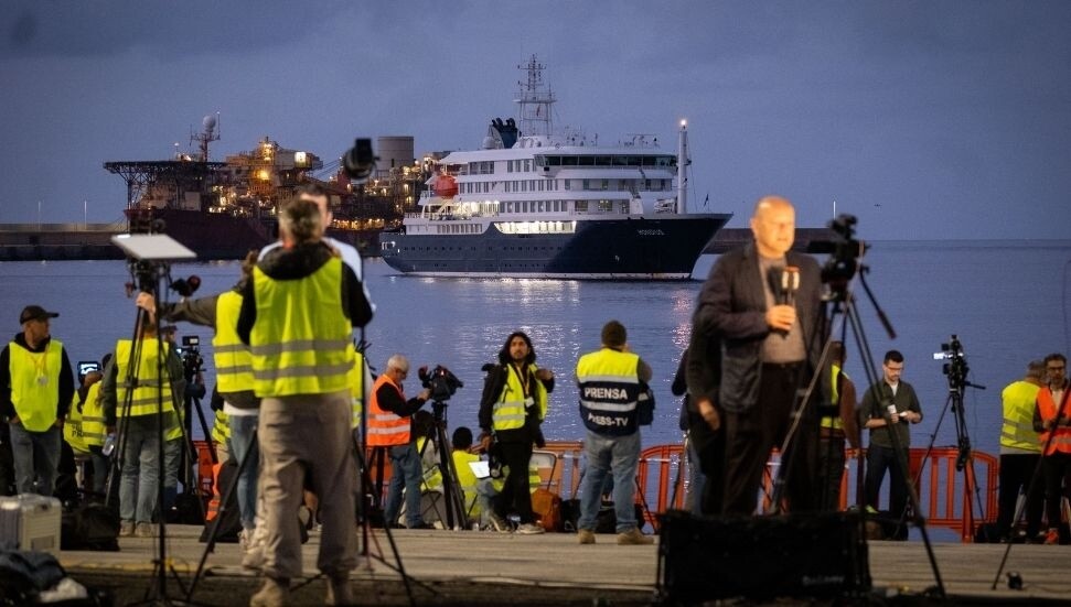 Hantavirüs şüphesi taşıyan yolcu gemisi Tenerife Limanı’na yanaştı