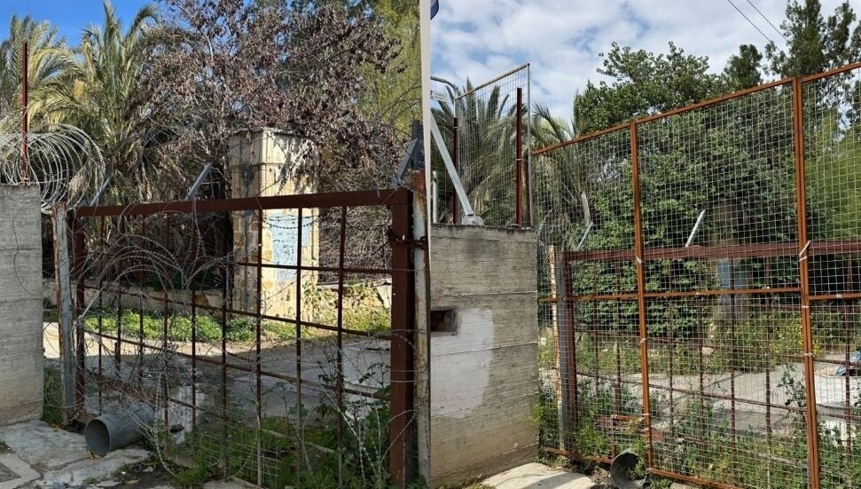 BM girişimi sonrası Lefkoşa’daki ayrımcı tabelalar ve jiletli teller kaldırıldı