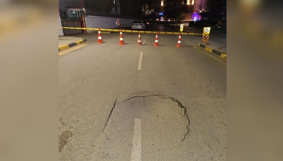 Atatürk Caddesi’nde yol çökmesi nedeniyle trafik kapatıldı