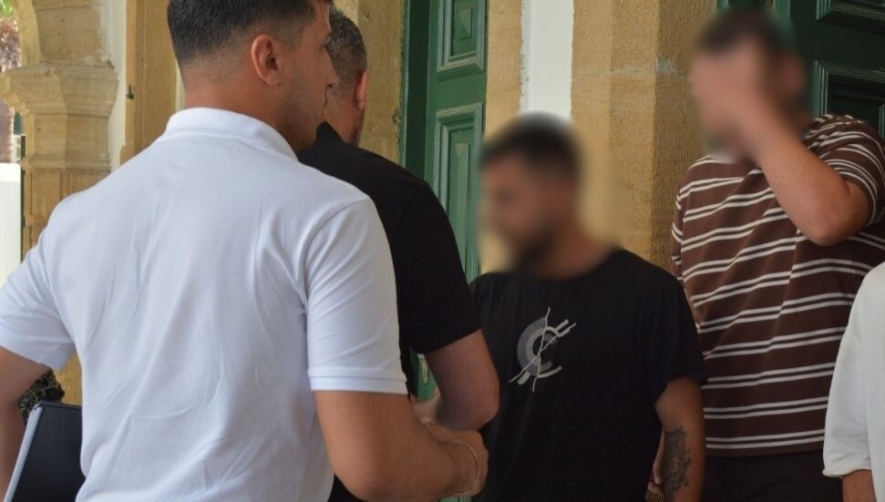 Uyuşturucu madde alarak 20 gramını satmakla itham edilen zanlılar 3 gün tutuklu
