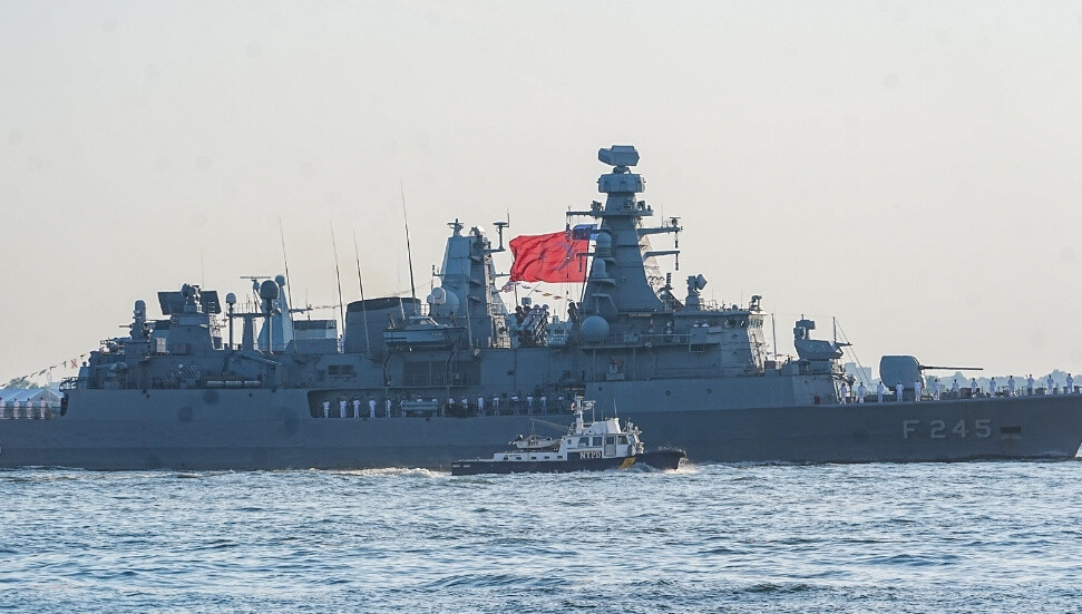 TCG Oruçreis, ABD'nin 250'nci yıl kutlamaları için New York Limanı'na ulaştı