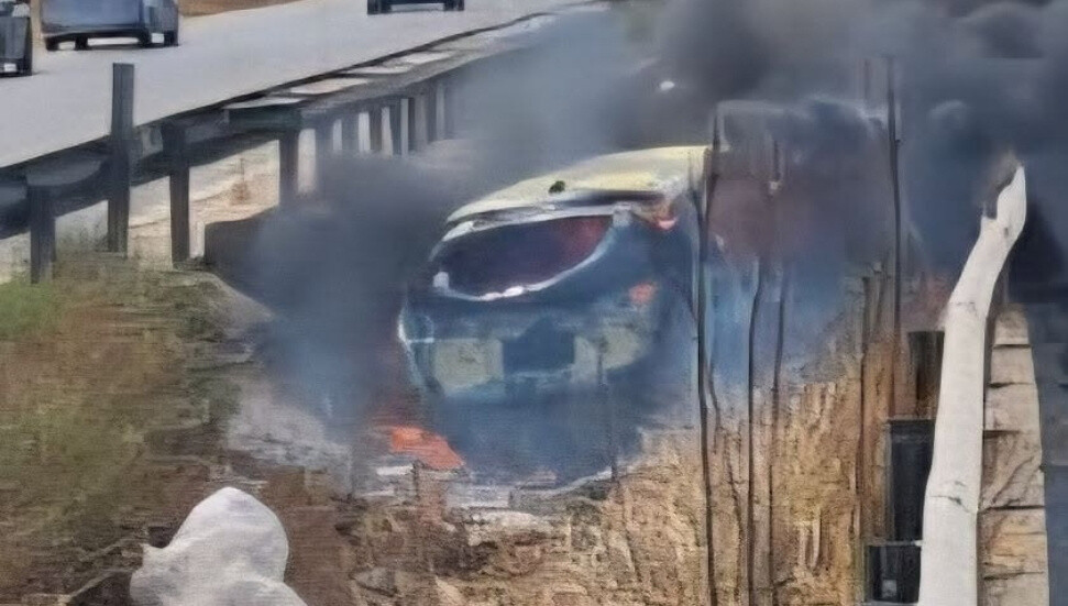 Süleyman Züğürt, yanan araçta mahsur kalan genci ölümden kurtardı