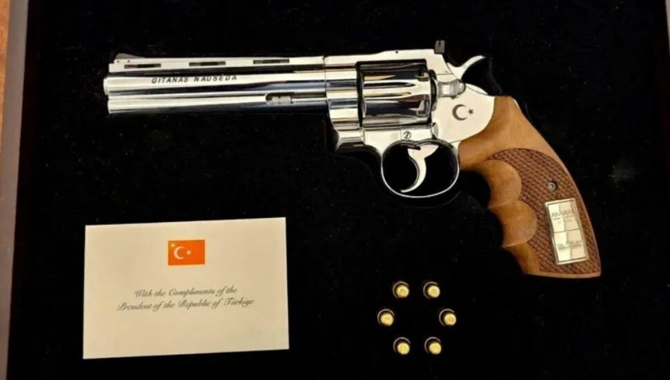 Recep Tayyip Erdoğan, NATO liderlerine tabanca hediye etti