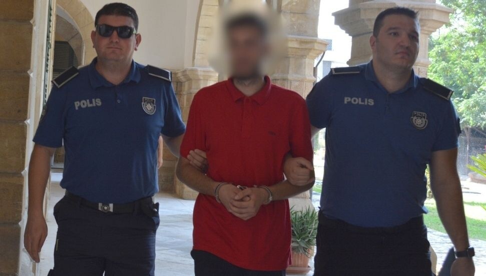 Sahte pasaportla çıkış yapmaya çalıştığı ithamıyla yargılanan zanlı cezaevinde