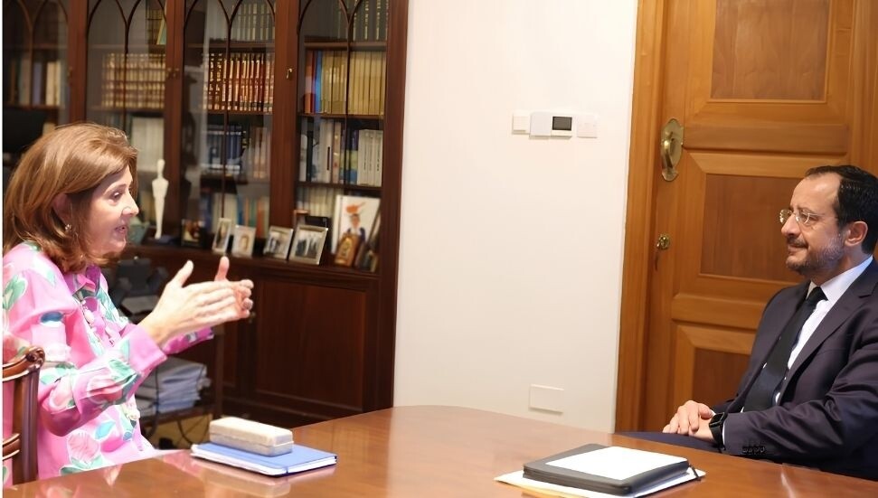 Nikos Hristodulidis, Maria Angela Holguin ile görüştü
