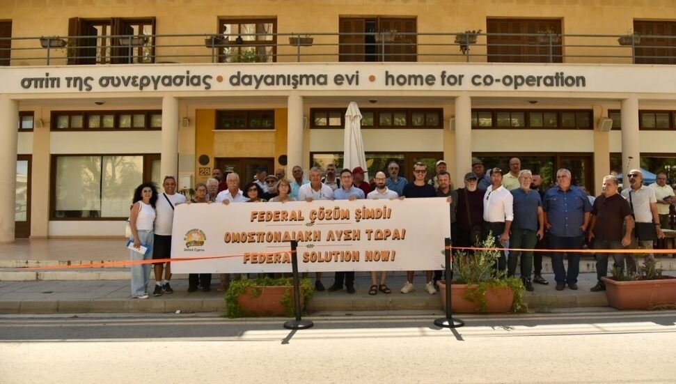 Birleşik Kıbrıs-İki Toplumlu Barış İnisiyatifi'nden "Federal Çözüm Şimdi!" pankartı