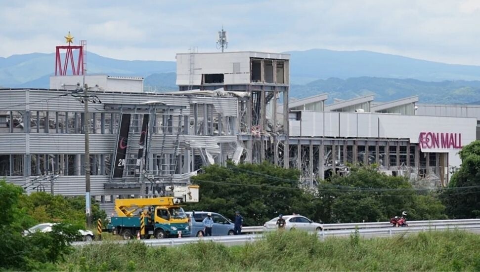 Japan Quake Survivors Battle Thirst and Heat as Death Toll Rises to 17