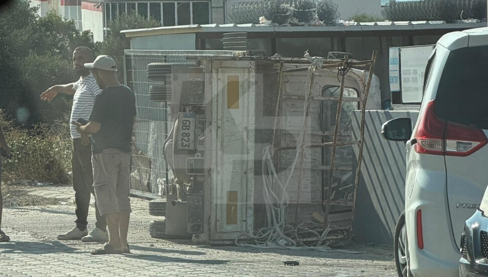 Esentepe’de yapı market önünde kamyonet yan döndü