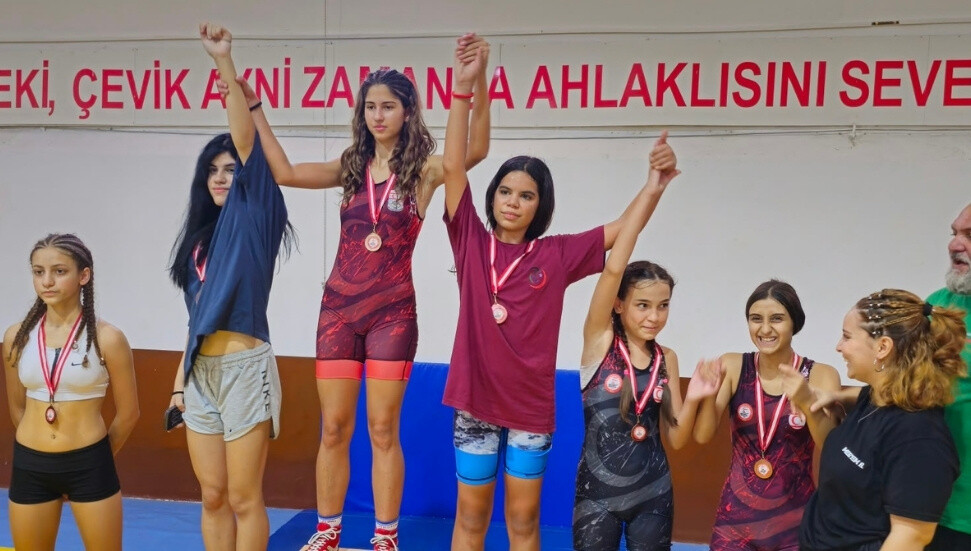 Bayanlar Serbest Güreş Şampiyonası’nda kulüplerin şampiyonluk yarışı nefes kesti