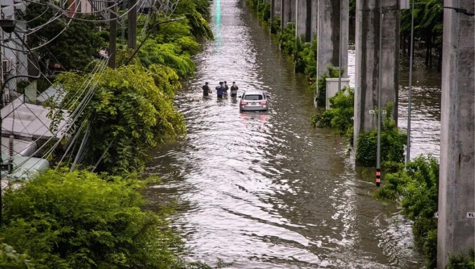 Bangkok’ta sel: Binlerce kişi tahliye edilerek geçici barınaklara yerleştirildi