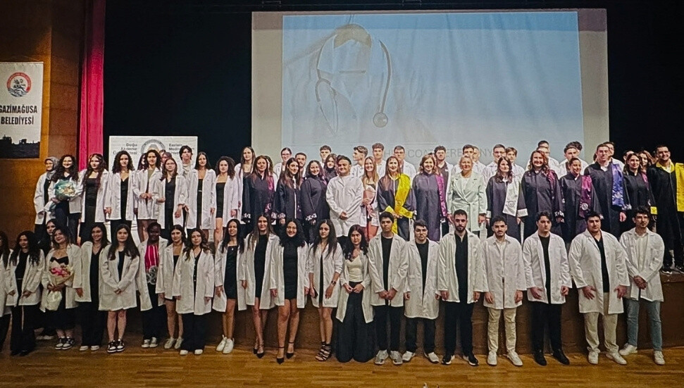 DAÜ’de tıp öğrencileri yeni akademik yıla beyaz önlükle başladı