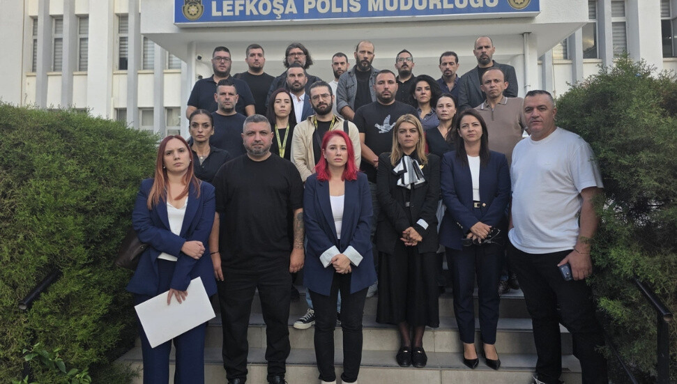 Saldırıya uğrayan gazeteciler Lefkoşa Polis Müdürlüğüne şikâyette bulundu