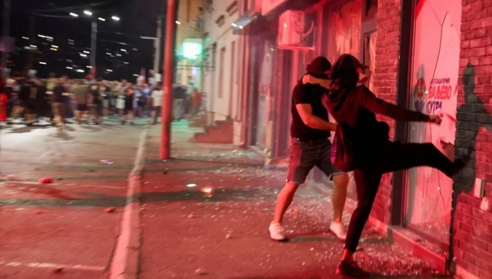Sırbistan’da protesto: İktidar partisi ofisleri ateşe verildi