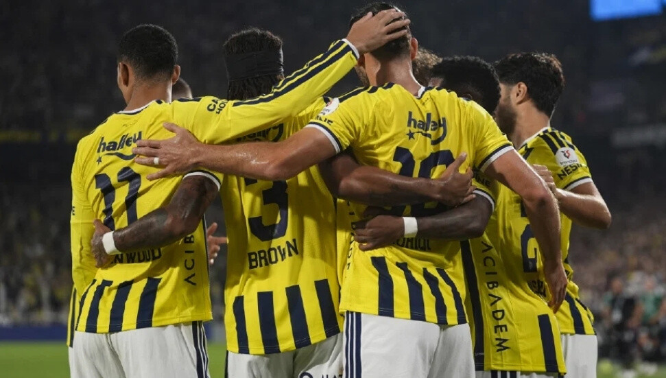 Fenerbahçe, Konyaspor’u 4-2 mağlup etti; Kerem Aktürkoğlu sahayı sedyeyle terk etti