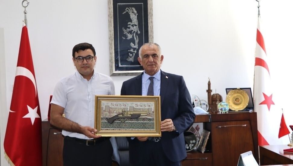 Çavuşoğlu, Kıbrıs-Azerbaycan Diaspora Merkezi Yönetim Kurulu Başkanı Dinyev’i kabul etti