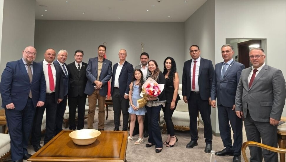 İngiltere Milletvekili Afzal Khan, Ercan Havalimanı'ndan ülkeye geldi