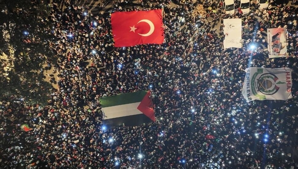 İstanbul'da “Gazze’ye Umut Ol” yürüyüşü: On binlerce insan Beyazıt Meydanı'na indi