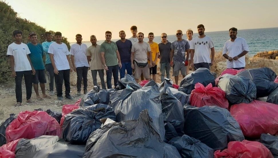 Pakistan Toplum Refahı ve Sosyal Destek Derneği, plajdaki temizlik çalışmalarıyla faaliyetlerine başladı