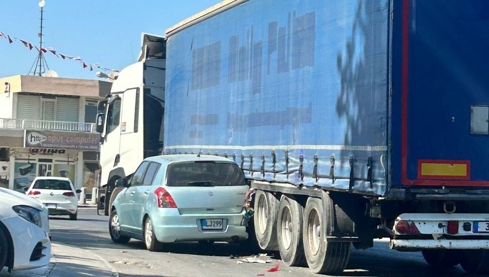 Gazimağusa’da kaza: Hatchback türü araç, çarpıştığı TIR’ın kör noktasına sıkıştı!