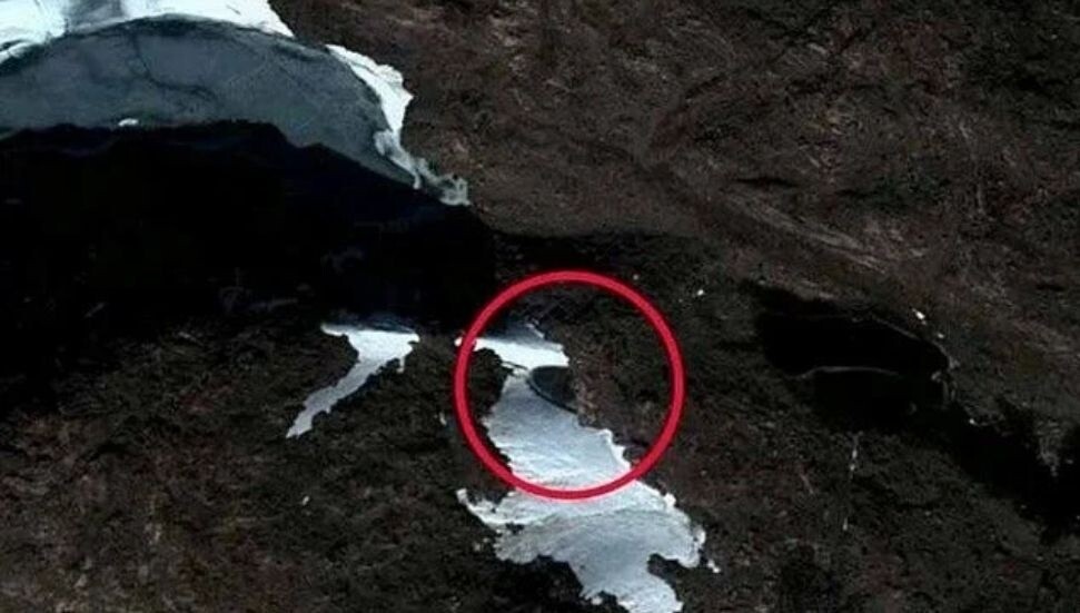 Google Maps kullanıcıları Antarktika'da "UFO" keşfetti: Güneşin karı eritmesiyle yarım daire oluştu