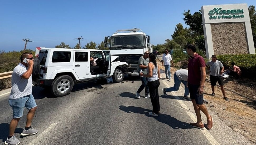 Esentepe'de iki araç yüz yüze çarpıştı!