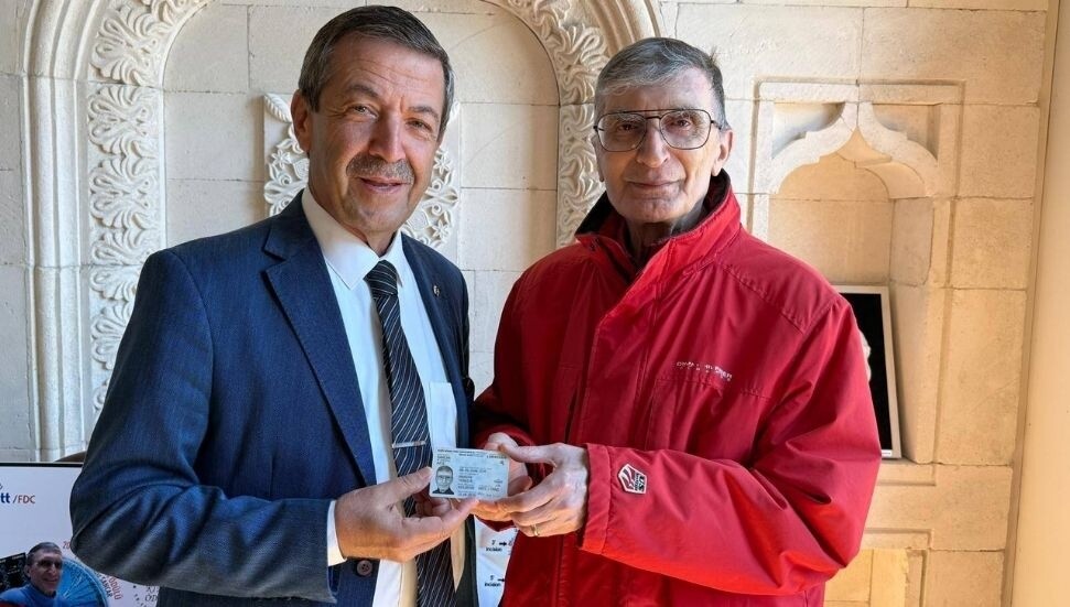 Dışişleri Bakanı Tahsin Ertuğruloğlu, Aziz Sancar’a KKTC kimlik kartını takdim etti