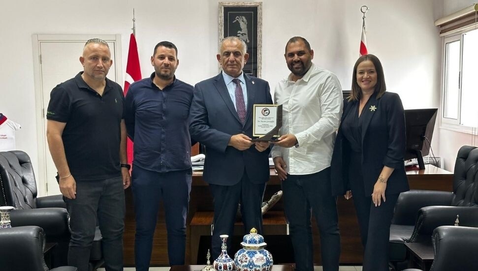 Çavuşoğlu, Larnaka Gençler Birliği’ni kabul etti: Bakana teşekkür plaketi takdim edildi!