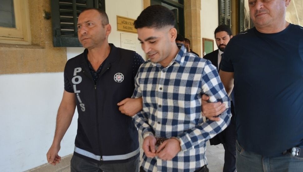 Kanunsuz silah taşıma, darp, tehdit ve uyuşturucu suçlamasıyla yargılanan Gürbüzcan'a 3 yıl hapis cezası!