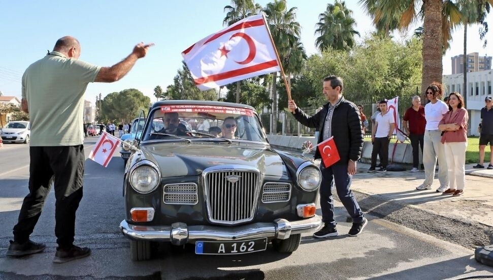 Dışişleri Bakanı Ertuğruloğlu, 15. Uluslararası Cumhuriyet Klasik Otomobil Rallisi'ne startı verdi
