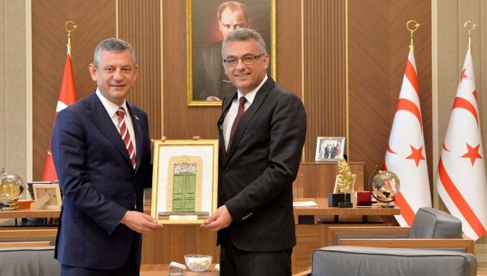 Cumhurbaşkanı Erhürman, CHP Genel Başkanı Özel ve heyetini kabul etti: Karşılıklı hediye takdimi