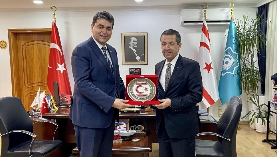 Dışişleri Bakanı Ertuğruloğlu, Demokrat Parti Genel Başkanı Uysal’ı kabul etti