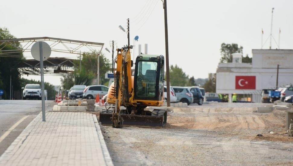 Metehan’da üçüncü şerit için çalışmalar Rum basınına da yansıdı: Buldozerler ara bölgeye giriyor