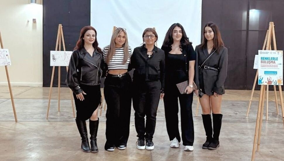 DAÜ iletişim öğrencilerinden Ötüken Özel Eğitim Okulu’na sergi ve bağış desteği