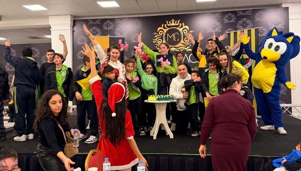 Fenerbahçeli İş İnsanları Derneği, özel eğitim gören çocuklar için yeni yıl partileri düzenledi