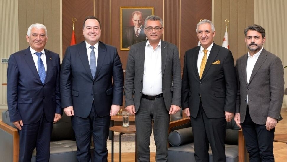 Erhürman, Manisa Büyükşehir Belediye Başkanı Dutlulu’yu kabul etti: Hediye takdimi gerçekleştirildi