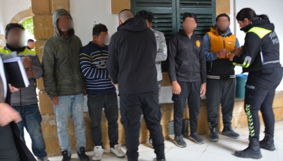 5 yıldır kaçak yaşadığı tespit edilen zanlı tutuklandı: 11 ikamet izinsiz kişi daha mahkemeye çıkarıldı