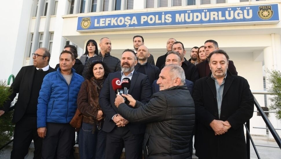 Kamuda örgütlü 5 sendika Lefkoşa Polis Müdürlüğü önünde açıklama yaptı: Mücadeleye devam edeceğiz