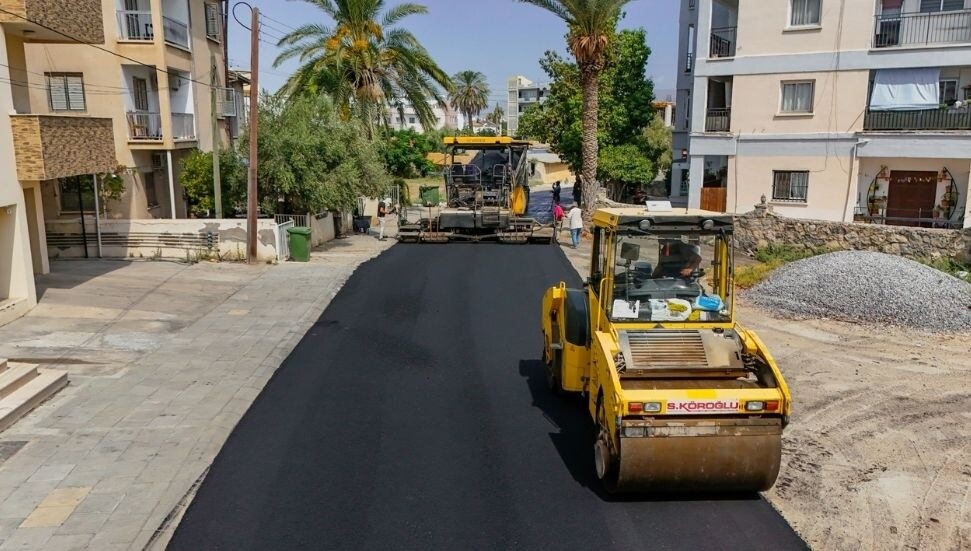 Barış Caddesi ve Yaman Bey Sokak’ta asfaltlama çalışmaları: Trafik tek şeritten kontrollü sağlanacak!