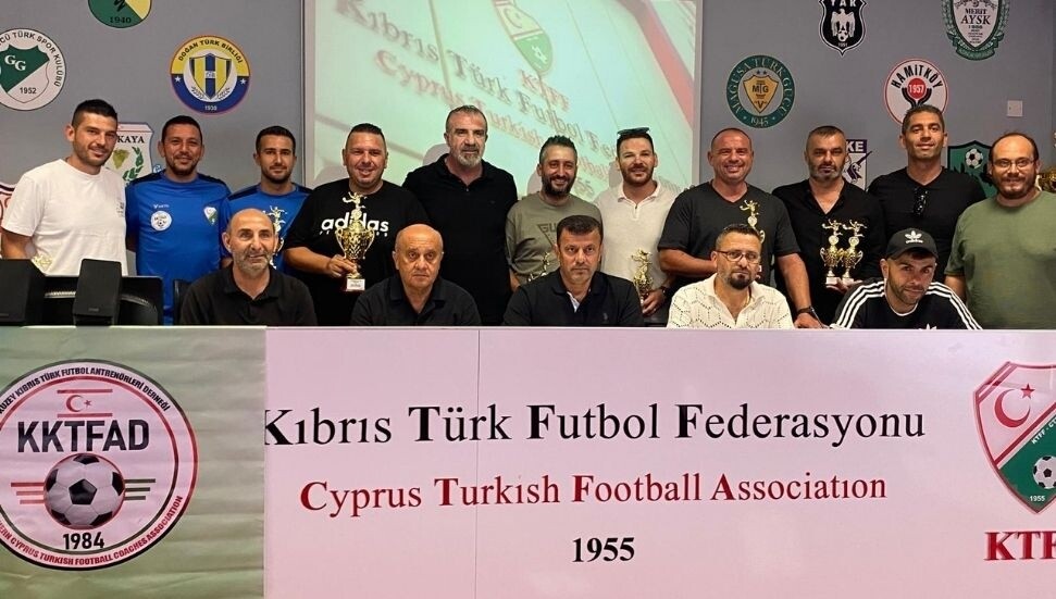 Yılın başarılı antrenörleri ödüllendirildi: Ödüller takdim edidi!