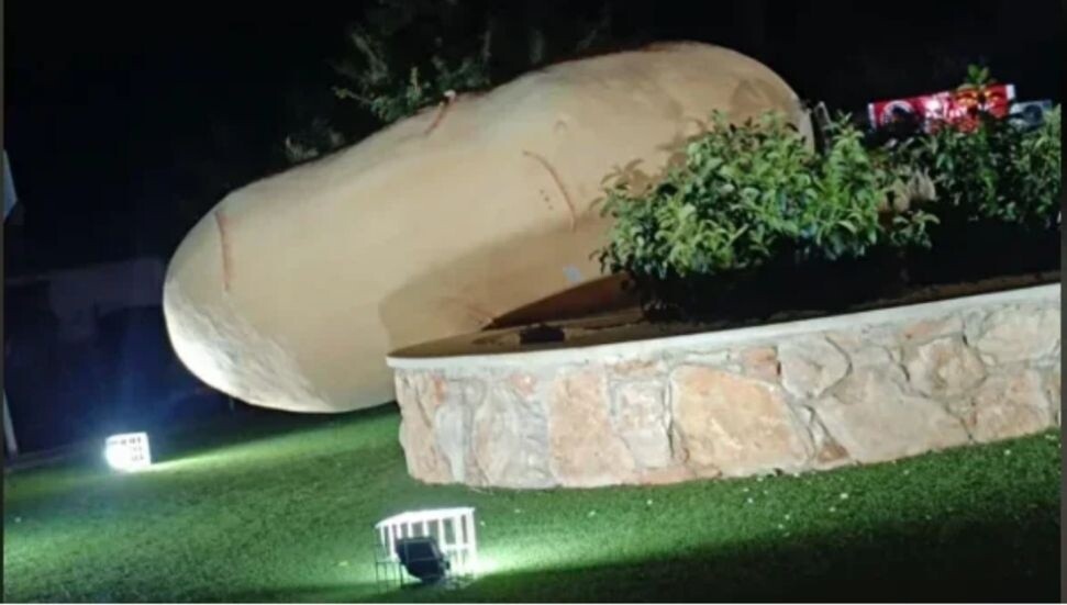 Larnaka’da patates heykeli kötü hava şartları yüzünden devrildi