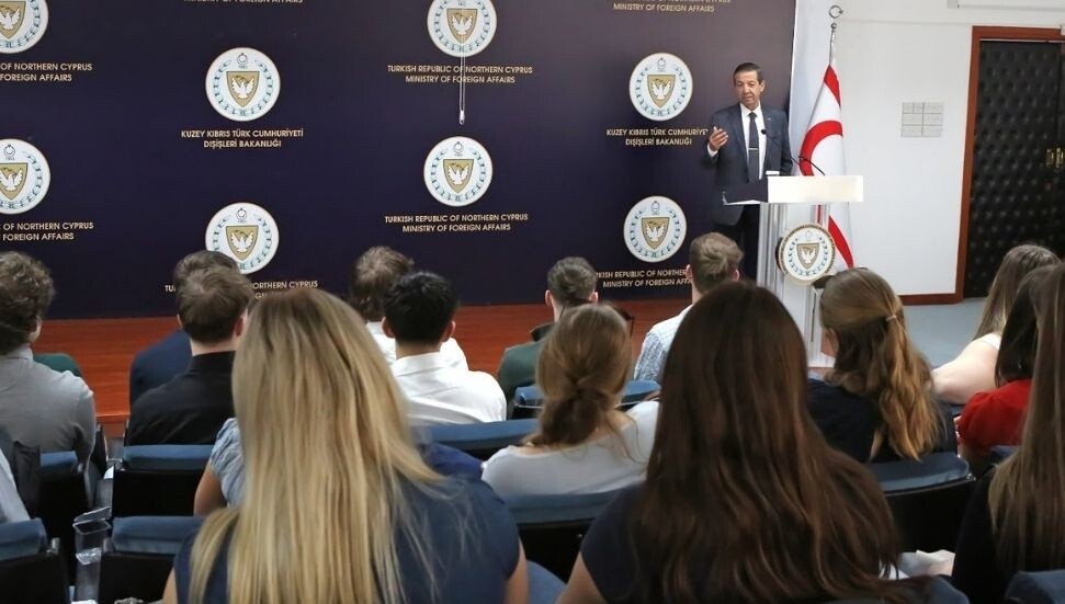 Ertuğruloğlu, Newcastle Üniversitesi öğrencilerini kabul etti: Kıbrıs sorunu ele alındı