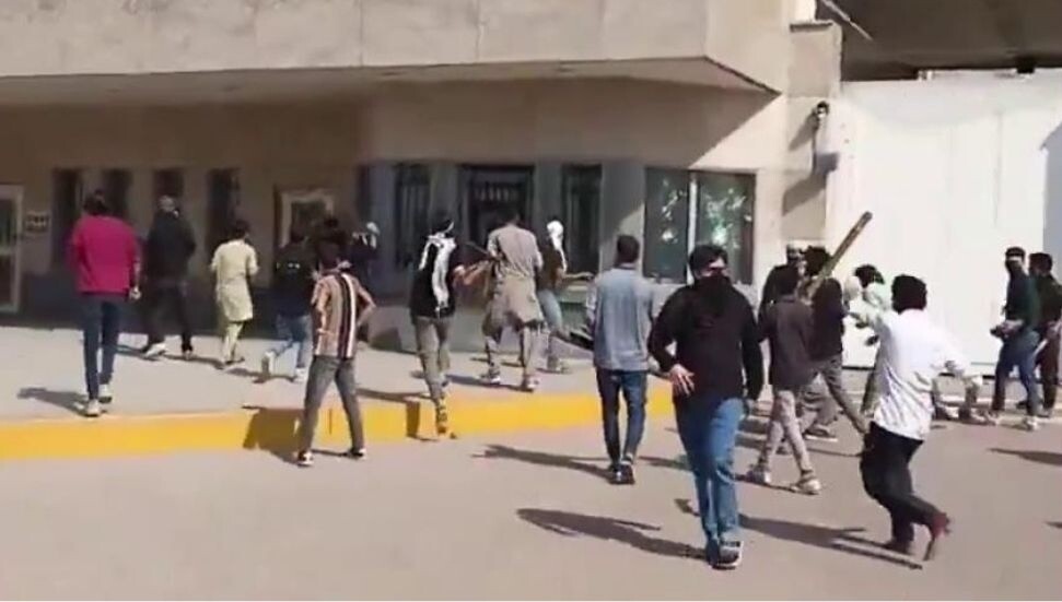 Pakistan'da bir grup gösterici, ABD'nin Karaçi Konsolosluğu'na girmeye çalıştı: 6 kişi hayatını kaybetti