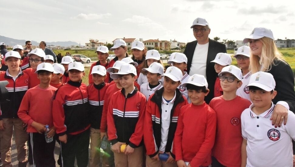 “Yeniden Yeşil Kıbrıs” etkinliğiyle ülke genelinde eş zamanlı fidan dikimi: 14 bin fidan dikiliyor